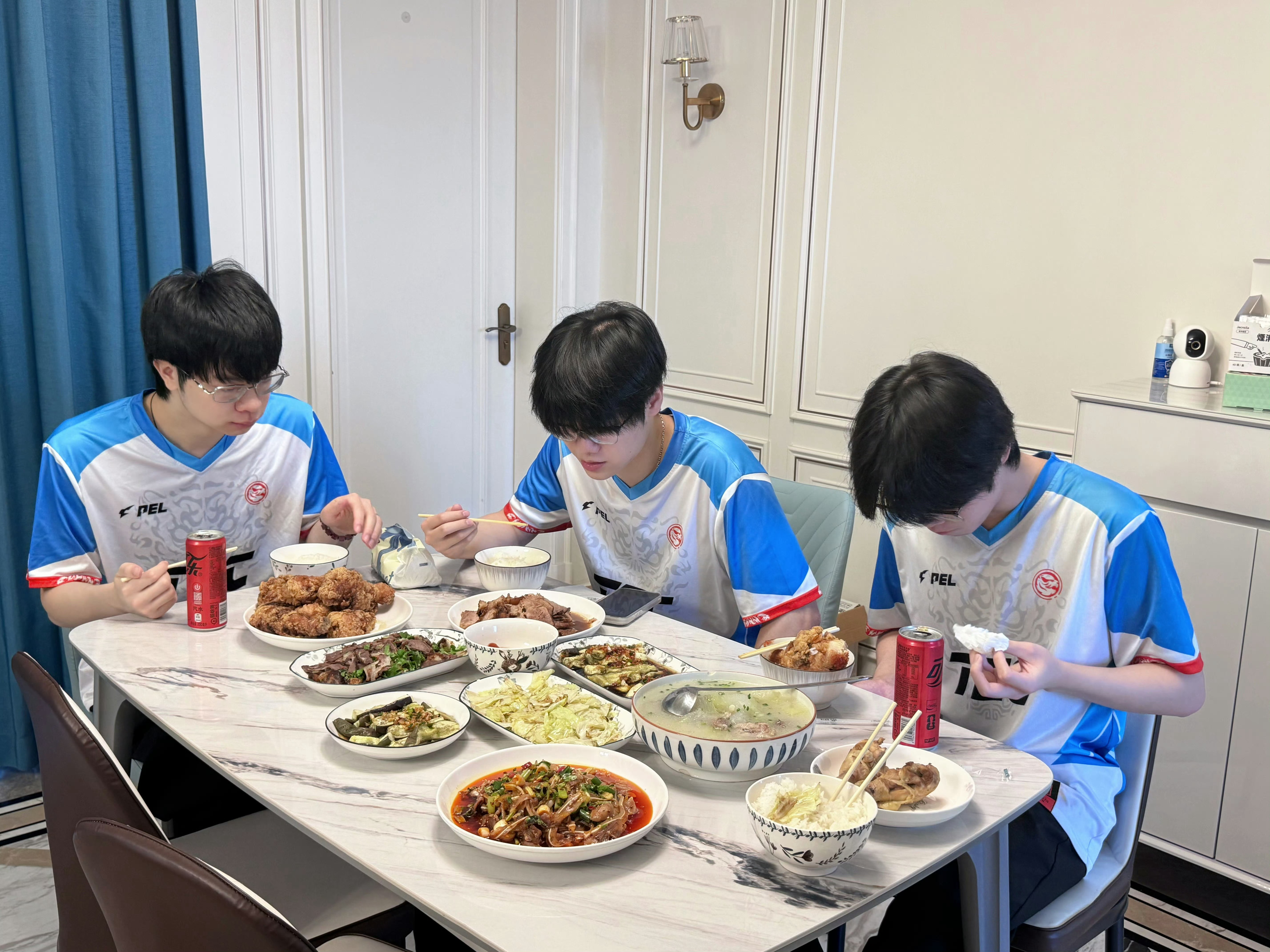 7月25日，体坛电子竞技俱乐部发布选手用餐动态。基地内三小只正围桌用餐，cdd则