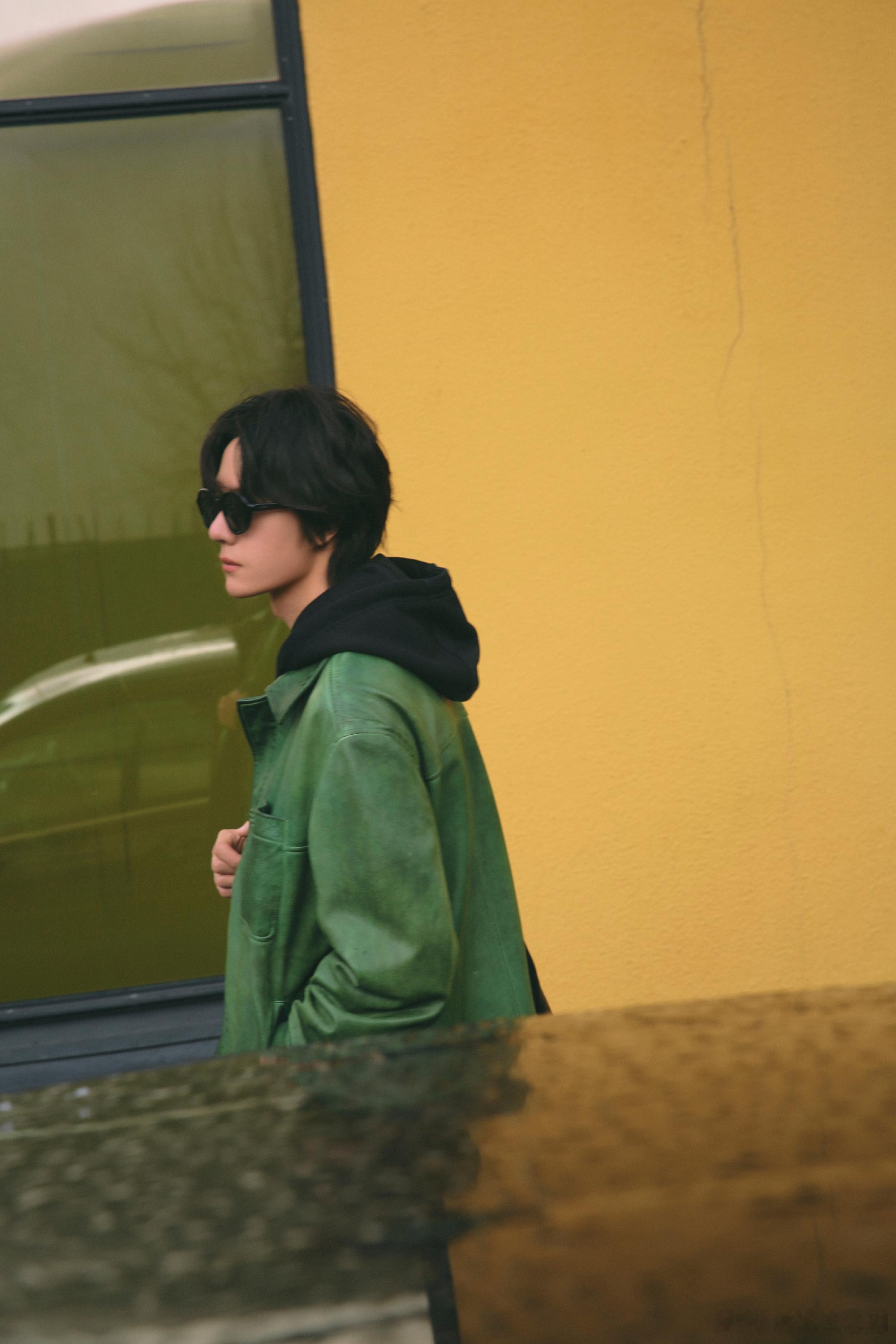 王一博身着罗意威巴黎街头王一博喜欢 ​​​