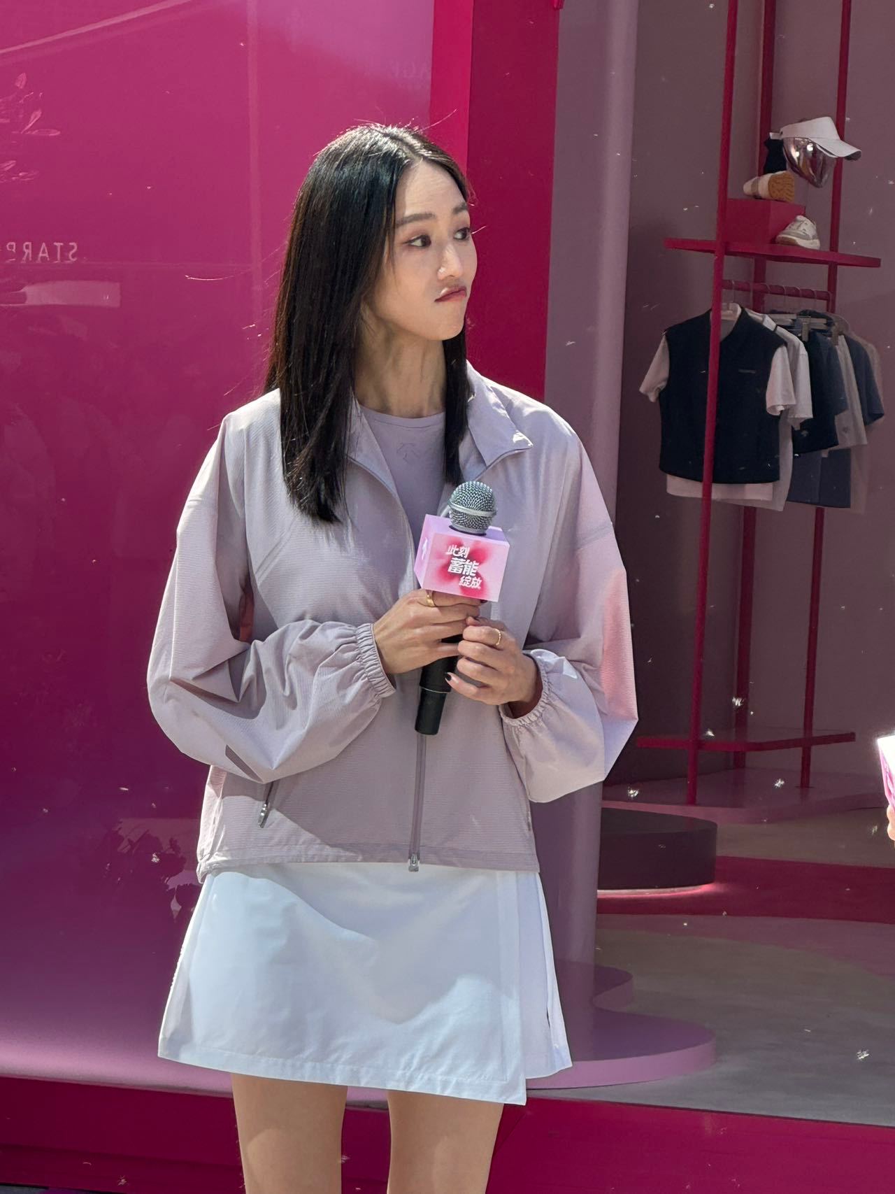 张钧甯穿粉色 今天活动现场生图太能打了！张钧甯一身浅粉穿搭站在阳光下，笑起来温柔