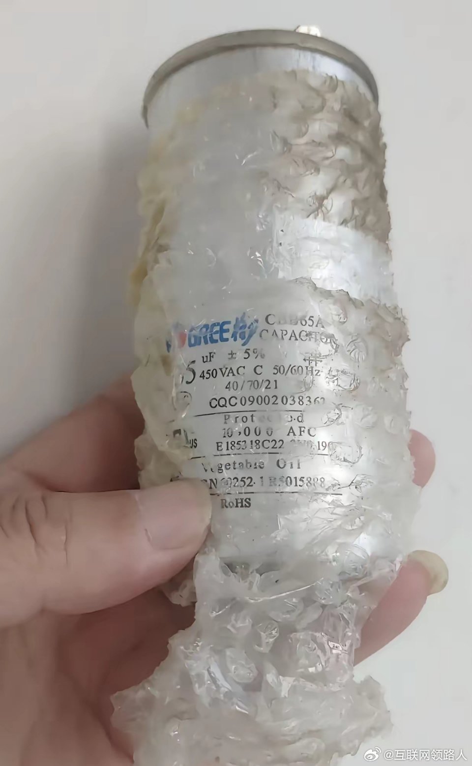 昨天晚上空调突然罢工，不制冷了，热得实在扛不住。一大早赶紧叫了修空调的师傅，他捣