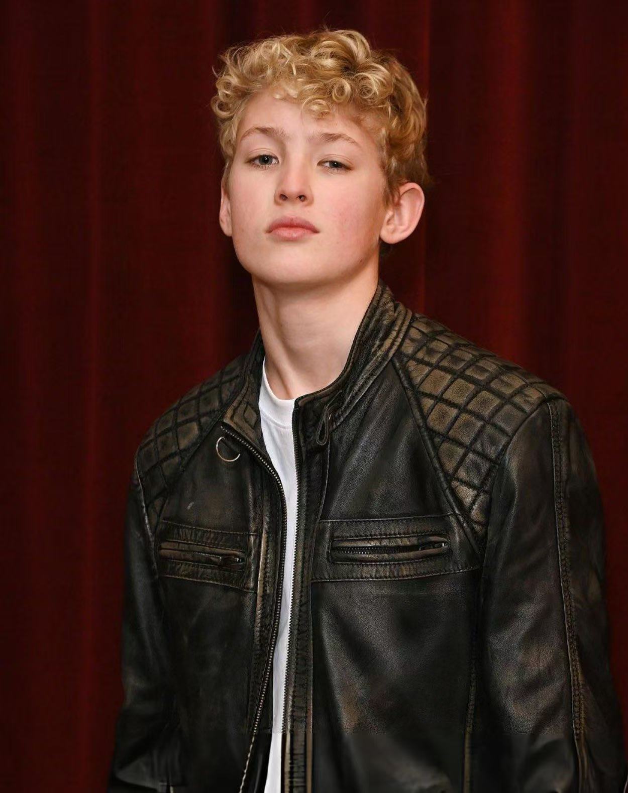 洛克斯·普拉特（剧版德拉科）最近为新剧《蝇王》宣传，在采访里聊了聊加入马尔福家族