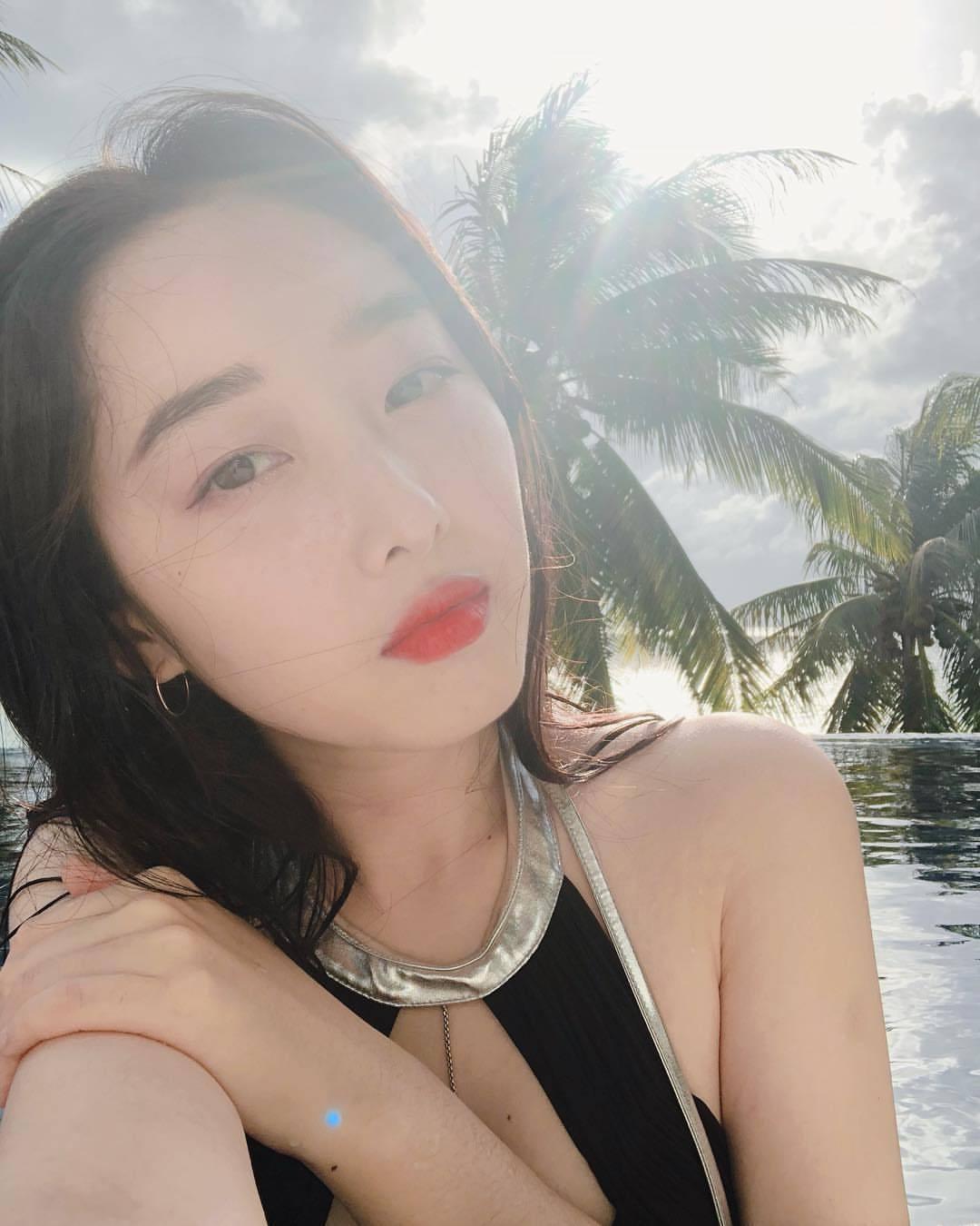 蒋梦婕泳池泳装戏水照：一身黑色泳衣，大秀美腿好身材，夏日氛围气息满满。#妙笔生花