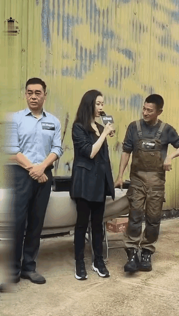 刘青云绝对是个百分百的爱老婆的好男人
刘德华、刘青云和倪妮三人同台同框，倪妮说话