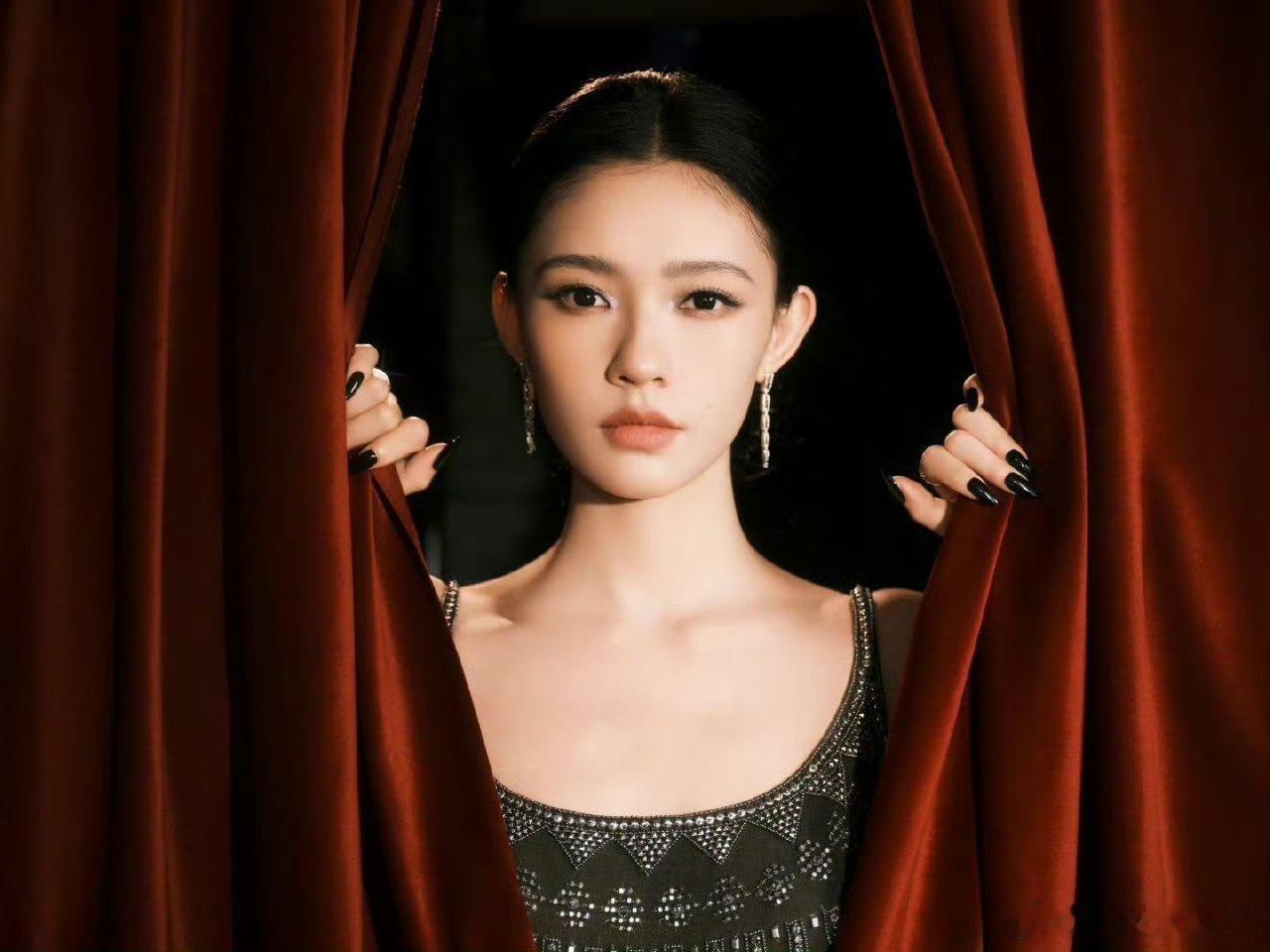 林允骨相 真的一直都很美很美啊！简直就是顶级建模脸来的！期待姐姐新作品啊！ 