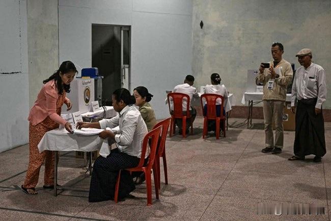 躲在缅甸丛林里的逃亡者望着军控区的投票站，只说了一句话：“这场选举，从来没有自由