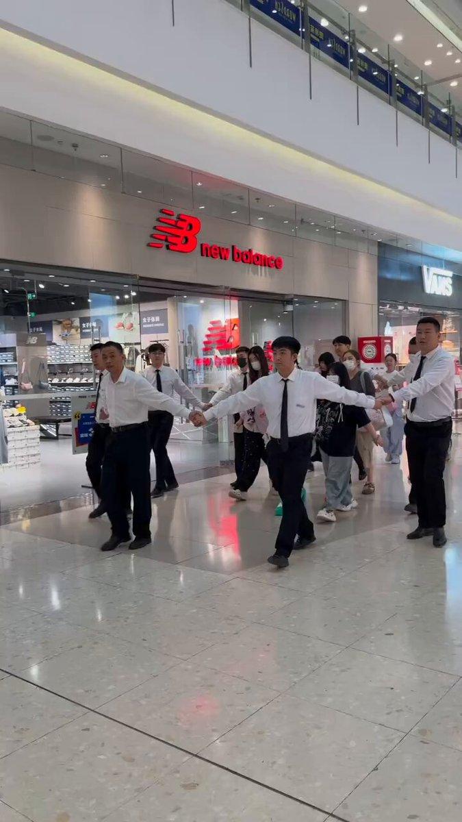悟空空降沈阳金融中心。
安保整齐列队，手拉手围成保护圈。
场面看着声势不小。
有