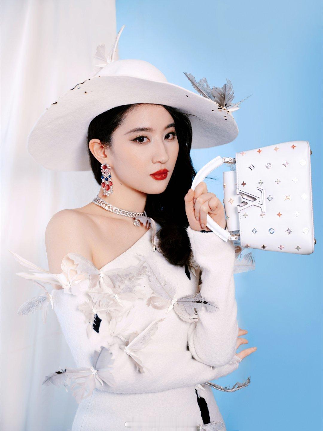 刘亦菲黑白魔女  刘亦菲蝴蝶高定 刘亦菲身穿黑白魔女形象的Robert Wun 