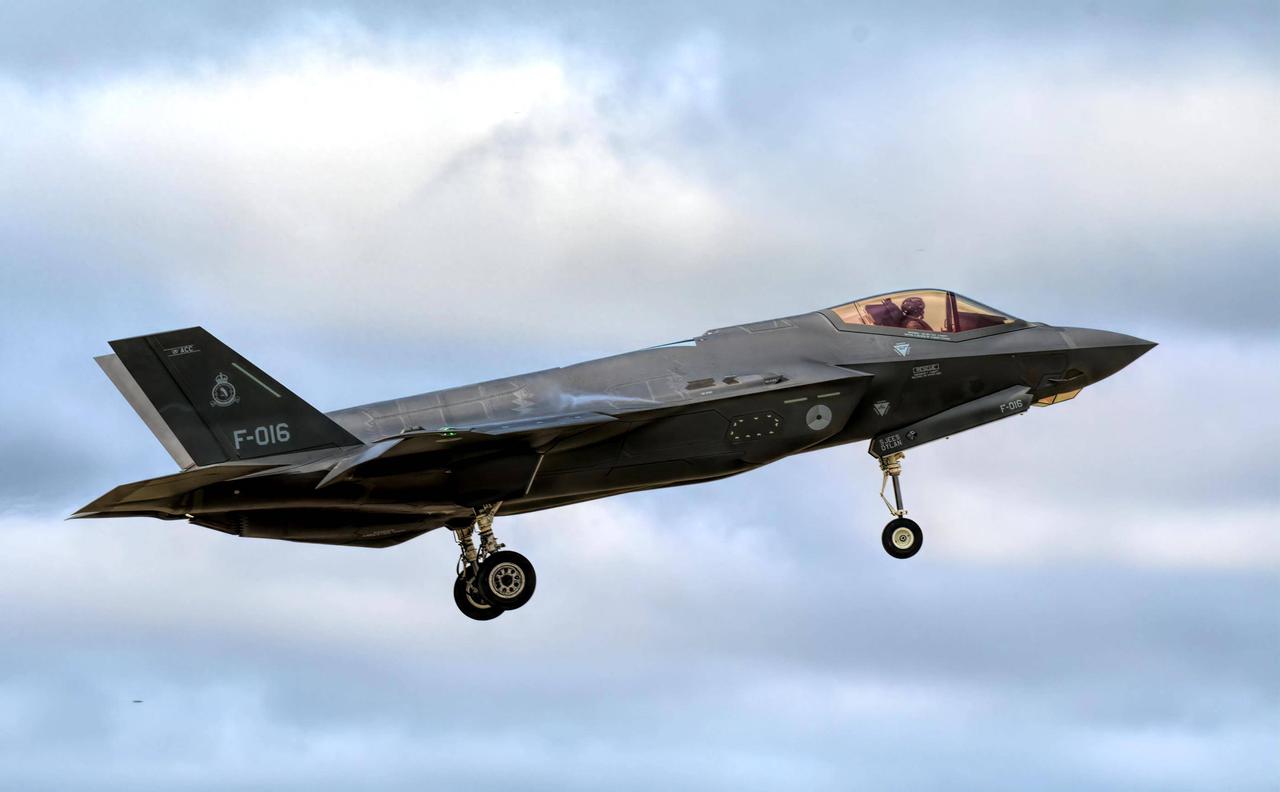 美专家：中国已经提前准备好，开战后的第一件事，先废掉美国空军

麻烦看官老爷们右