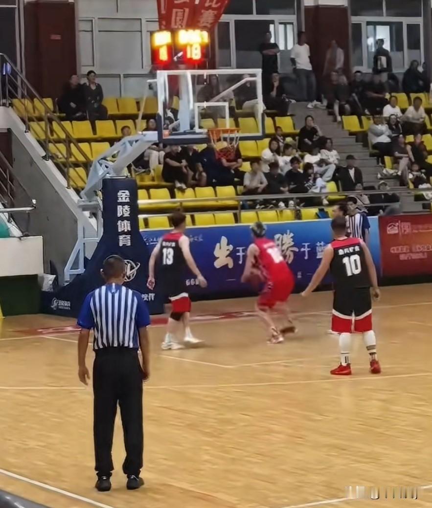 辽宁本钢男篮的旧将丛明晨在朝阳打三人篮球赛。
（图片来源于网络）