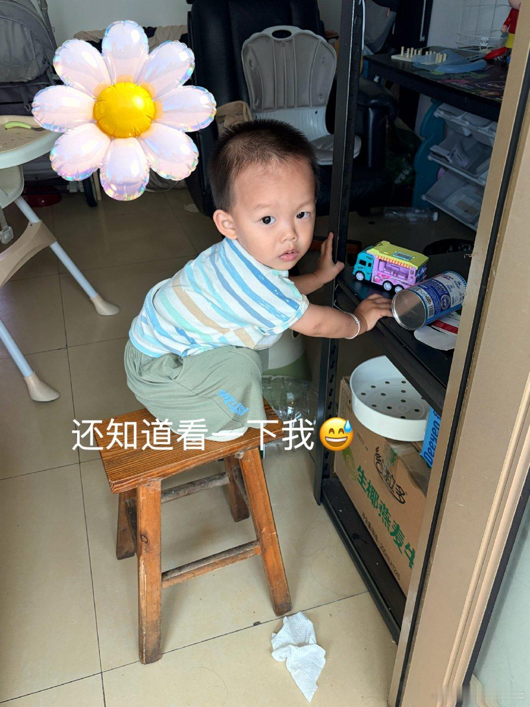 昨天晚上一晚上没有睡好，娃哼唧着！早上不到八点就醒来了，喝完奶就没有继续睡觉了，