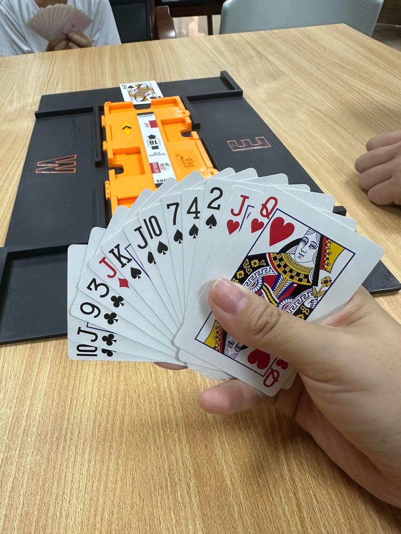 先说牌面，麻将牌面有筒、条、万，还有东西南北风、中发白这些，图案直观，容易辨认。