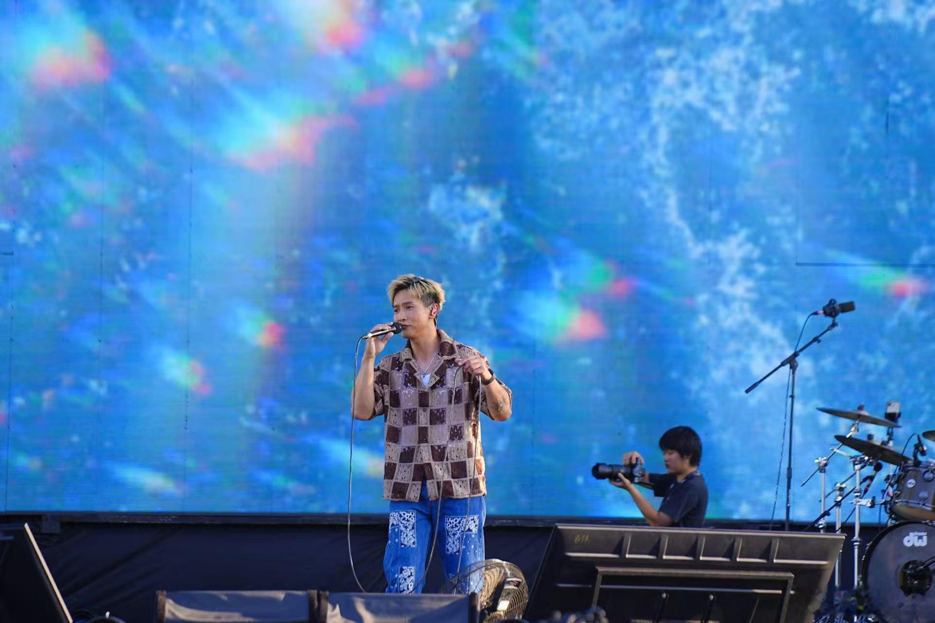 广州草莓音乐节现场kiss含量超标广州草莓的浪漫藏在人群里！当熟悉的前奏响起，身