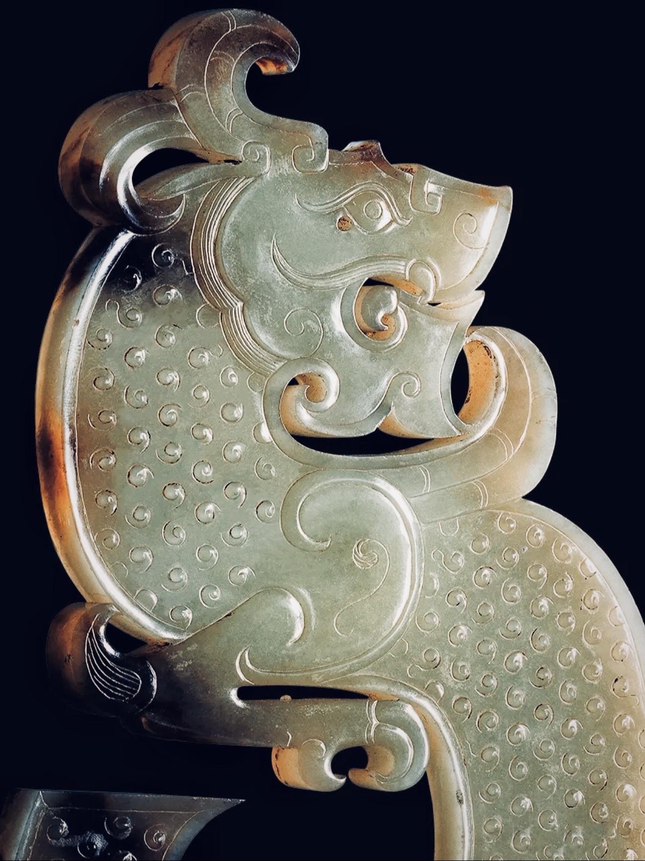 西汉·S形玉龙佩。东方曰仁，青龙，东方之兽也，皇帝圣仁，故仁瑞见——汉·王充《论衡》 
S形玉龙佩长17.1厘米，宽10.8厘米，厚0.6厘米，1995年出土于徐州狮子山西汉楚王墓，国家一级文物，徐州博物馆藏，为其博物馆馆标 
玉龙以新疆和田白玉雕琢而成，玉质温润
由于埋藏了 2000多年，局部带沁斑
造型为单体龙，身体呈“S”型，流畅而浑厚 
它独特的 S形设计，看似简单，却是十分复杂的工艺
圆睁的双目，飘动的龙须，高翘的龙角，弯曲的身姿，卷曲的龙尾，寓静于动，栩栩如生 
这件玉龙继承了战国玉龙的雕刻风格