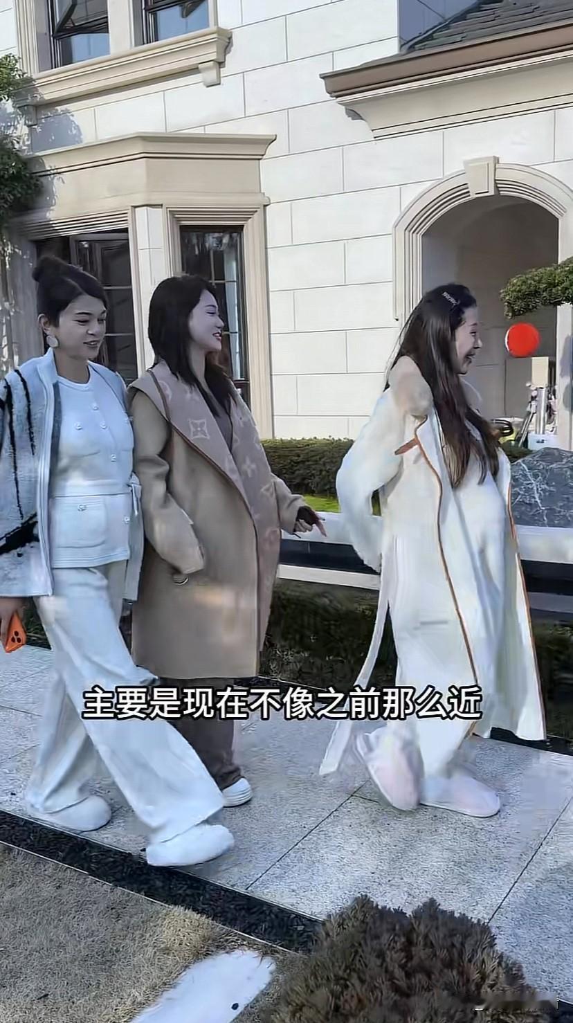 大年初三，宋玉希朋友来家里拜年，宋玉希准备多个红包，还给演员谈丽娜也准备了一个红