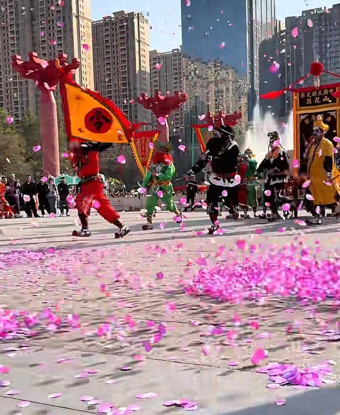 太后悔了！
这几年每年大年初二都会去普宁看英歌舞，但是因为担心今年人太多挤不进去