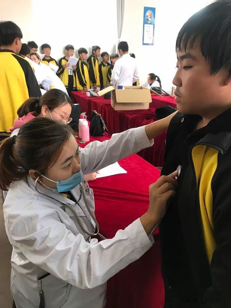 学校凭啥把艾滋检测塞进新生体检艾滋检测岂能强塞新生体检？违背自愿原则、侵犯学生隐