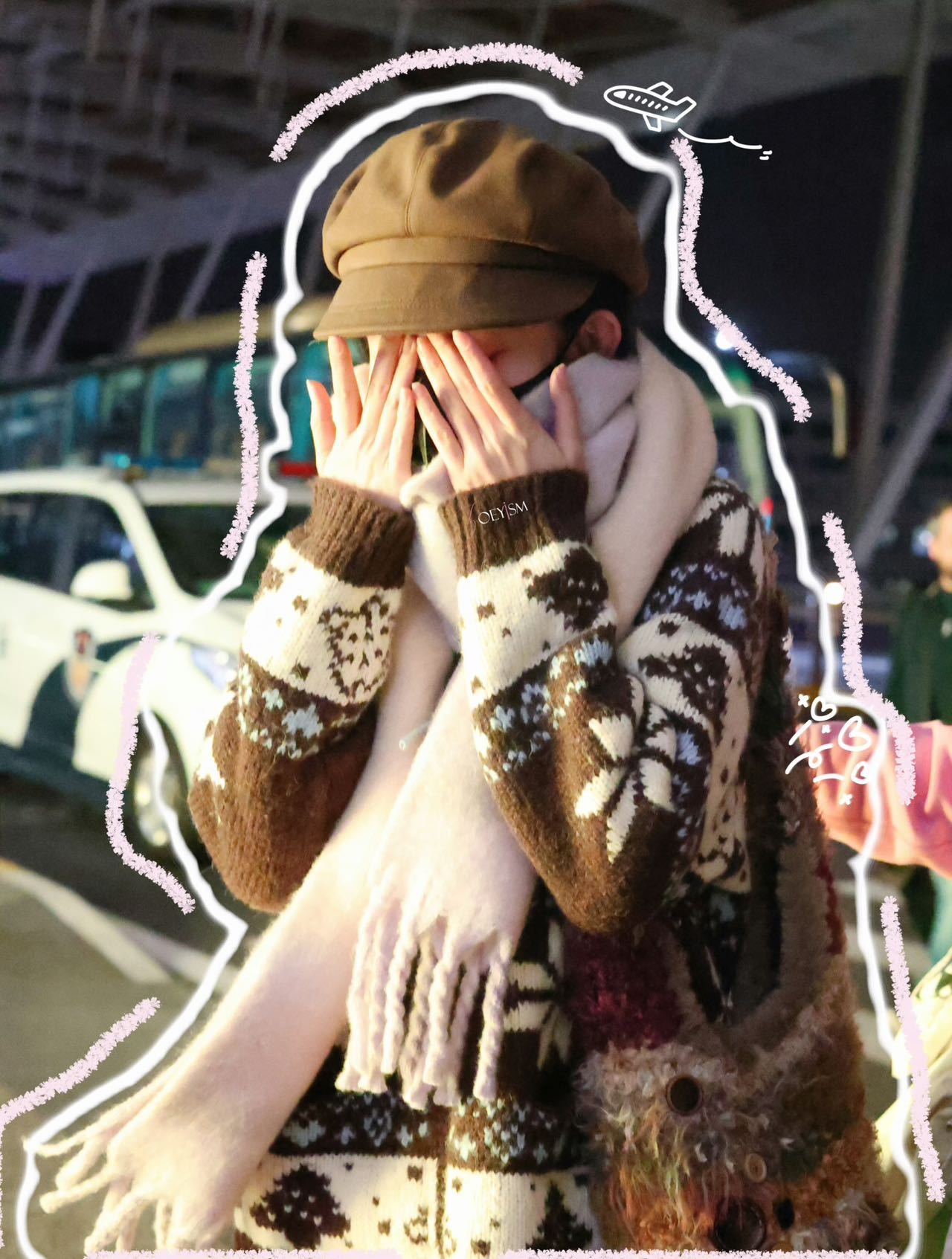 路透镜头里的孟子义：步履轻盈，笑眼弯弯～面对印尼粉丝的镜头，她悄悄比耶的样子，妥