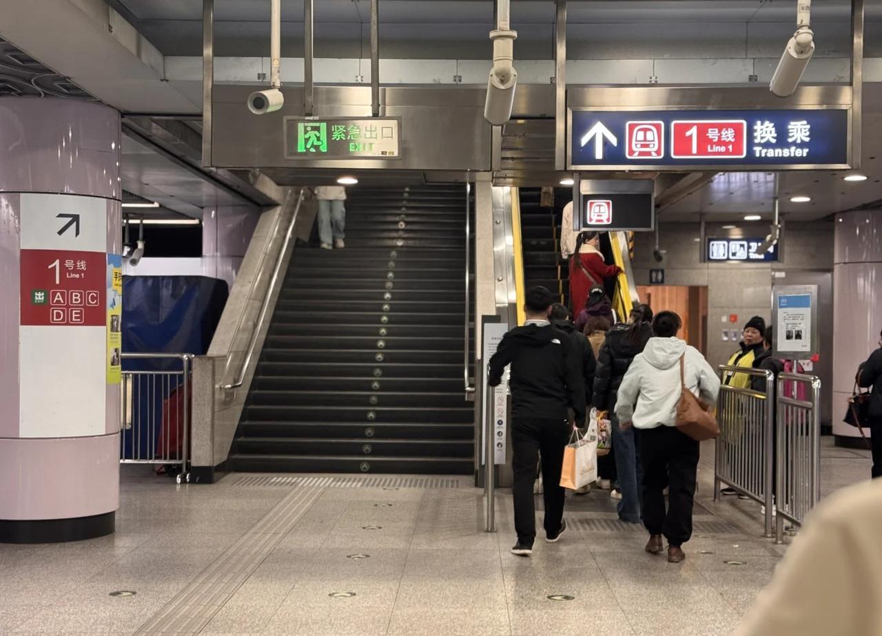 为何西单从1号线转4号不允许反方向走？
难道乘客如果中途发现路线不对了，还不让从