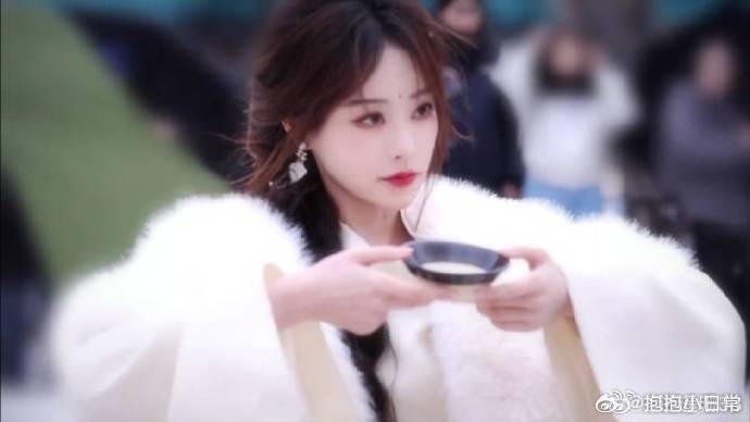 祝绪丹好有江湖气的一帧 反复沦陷在祝绪丹这组镜头里，没有多余修饰，只凭一个端酒动