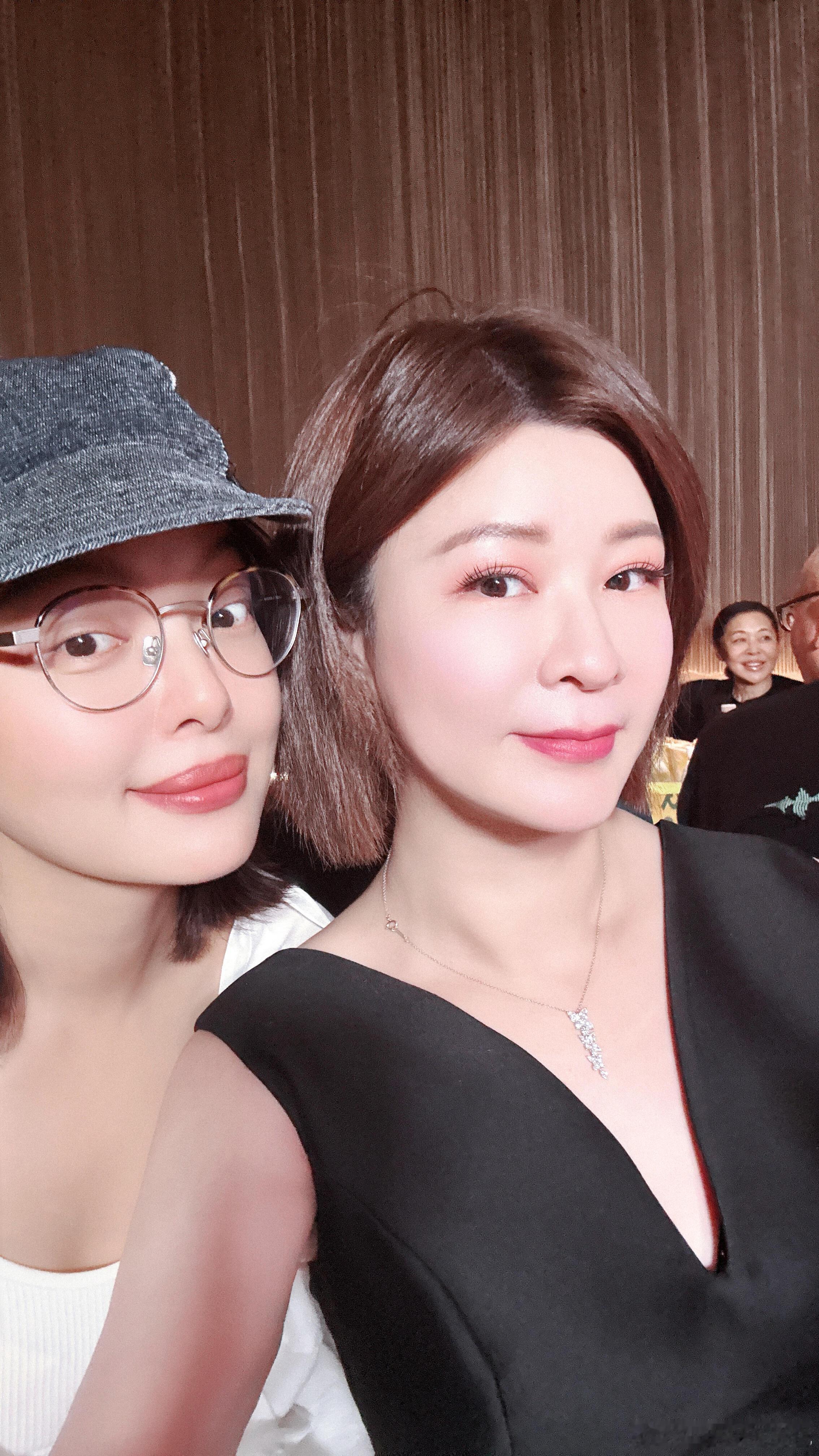 杜华又去首映礼了，当然主要是为了推销娃娃 