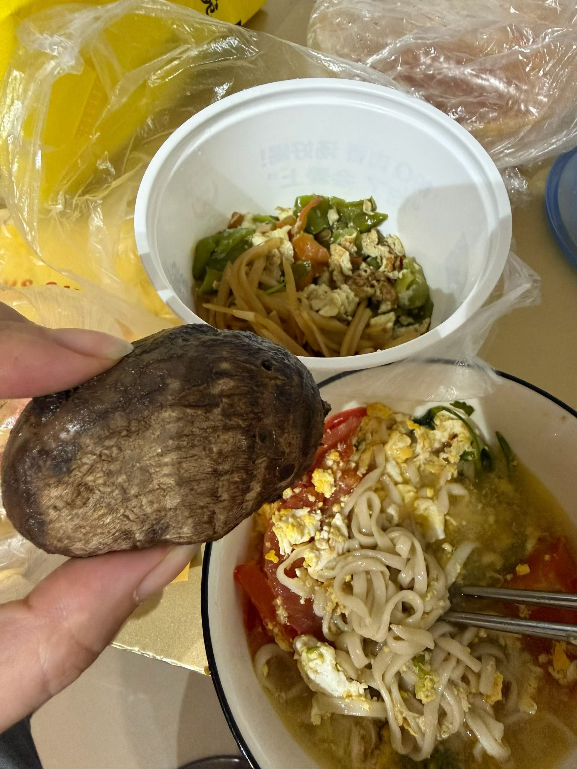 今天的饭菜营养全我煮的面，菜，芋头，饼 