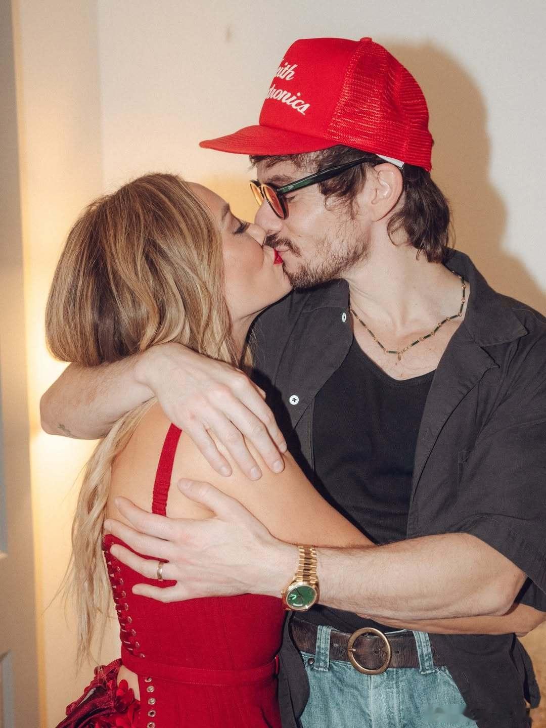 Hilary duff希拉里达芙在拉斯维斯家的第二场个人演唱会演出，正逢情人节，