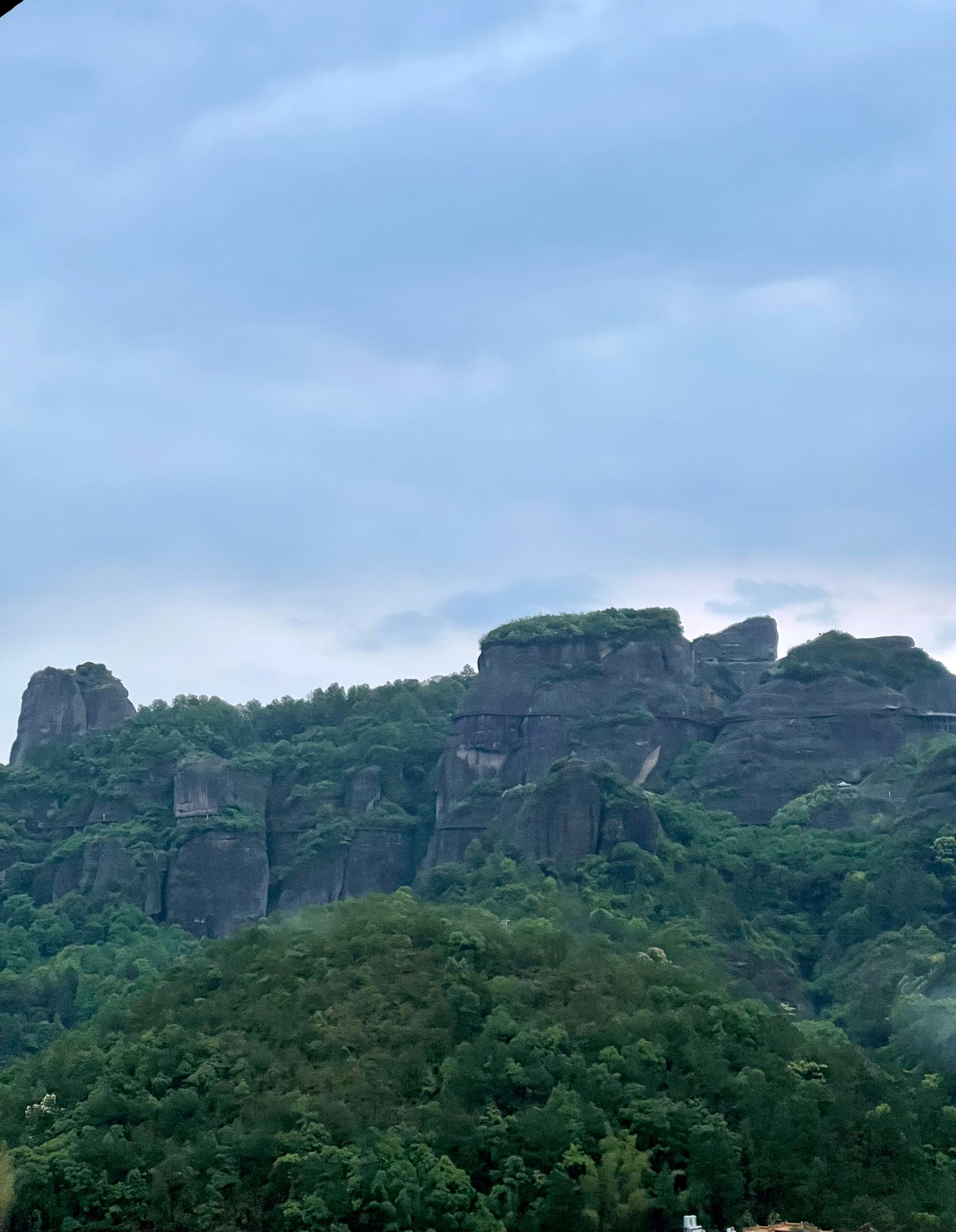 仙境一样的地方早上5点多醒来，走出房间的阳台，是这样的景致。这几天，家人作陪，带