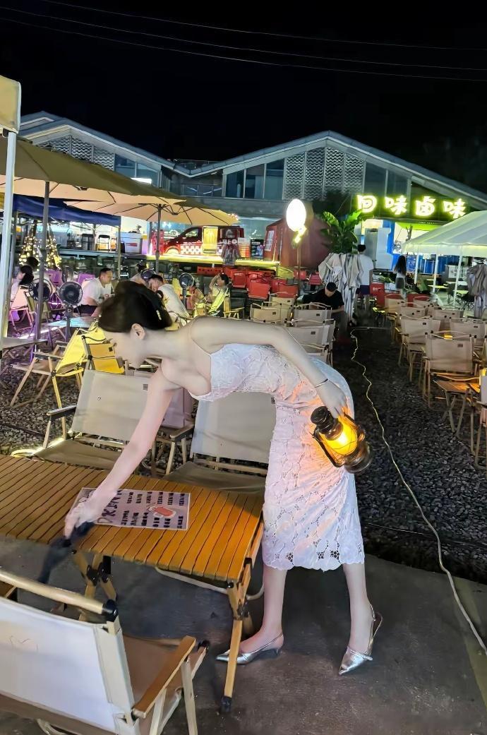 老板娘也太漂亮了，还亲自擦桌子！ ​​​
