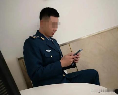 表弟今年转四级士官，工资有一万五千多一个月，家里人唯一为他着急的就是他现在还是单