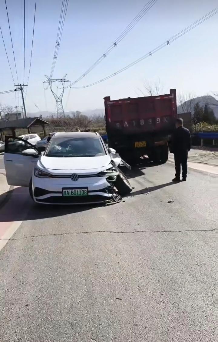 这起追尾，到底谁的锅？
 
今天刷到个视频，给我看懵了。一辆绿牌大众ID，直接怼