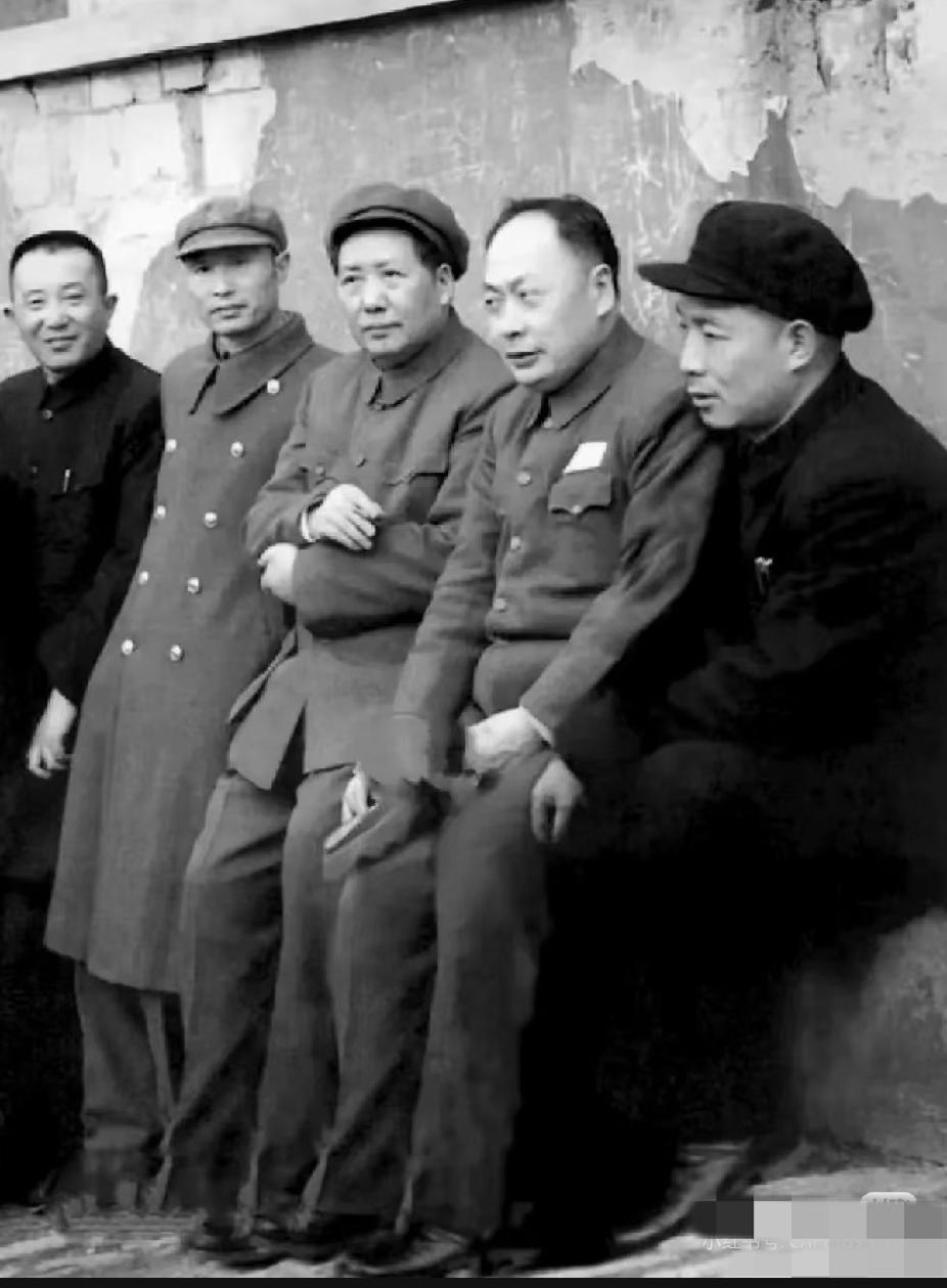 坐中间的是伟人毛主席，其他人里面能认出两个，绝对是历史高手！
