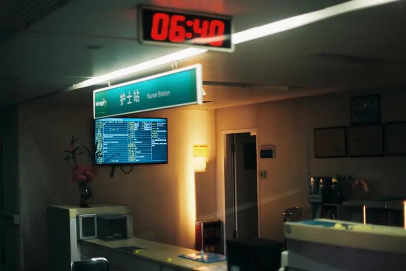 近日，天津警方通报“女护士被偷拍”事件调查进展，涉案人系该医院男护士。

经查，