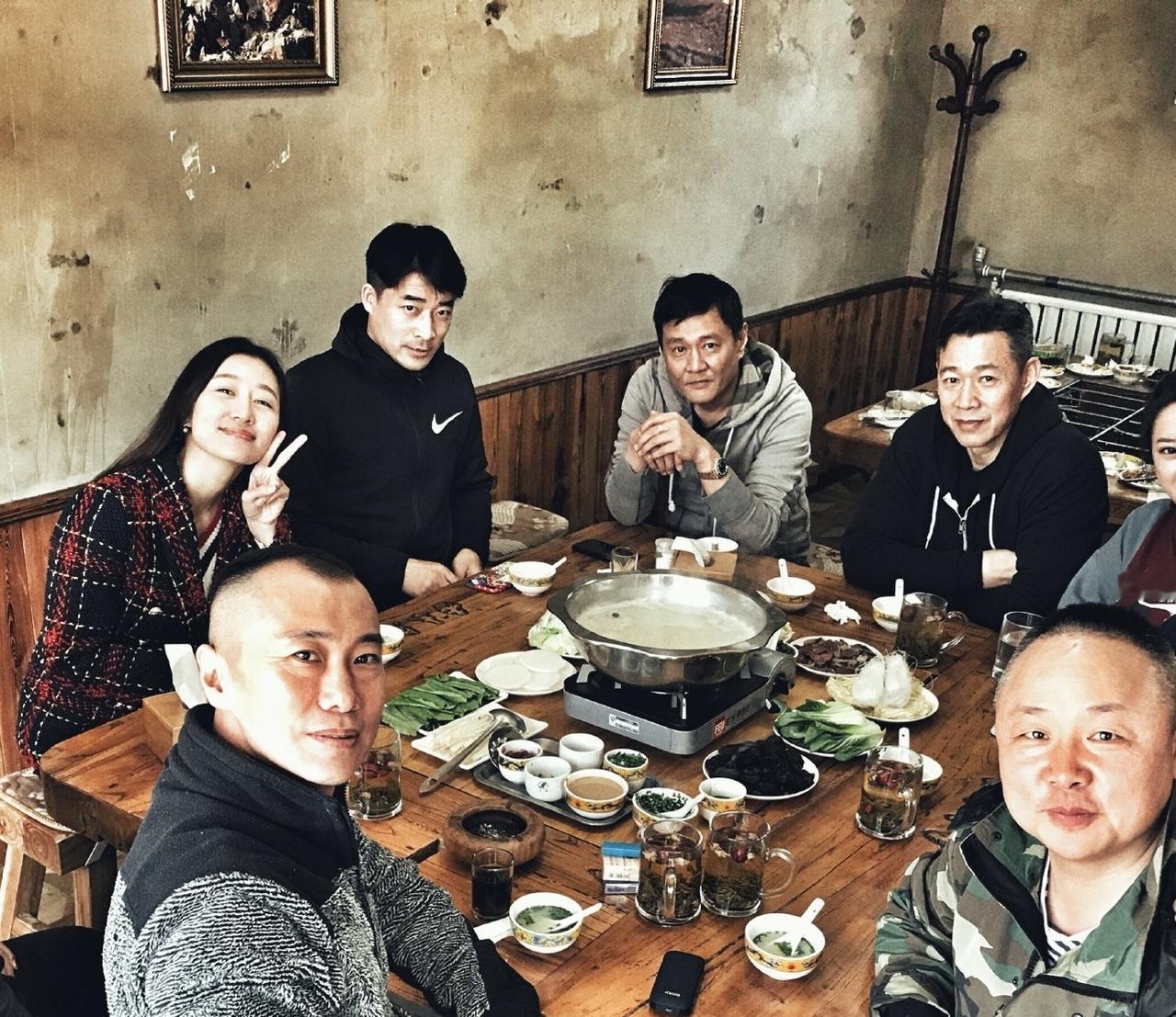 2018年2月11日，郑昊晒出的年前聚会合影，有张丰毅、王辉等演员。

这是20