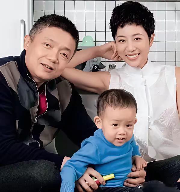 张龄心为了陪伴9岁的儿子在英国读书，也开启了国外陪读模式。她的丈夫扈强，是北京电