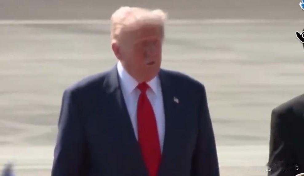 快80的人了，还能大口吃汉堡、配薯条、灌下整罐健怡可乐……
东道主安排的国宴，结