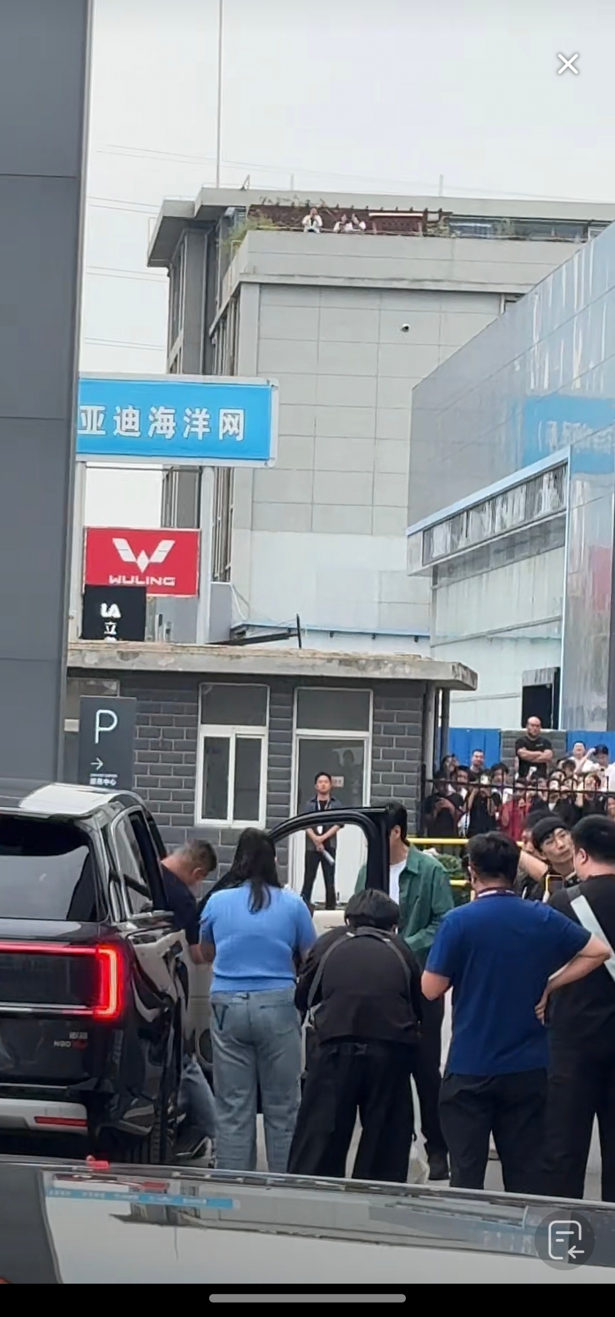 刷到个直播角度，雷军交车澎程系列，隔壁友商销售都来看了，还有站楼顶的。[笑cry