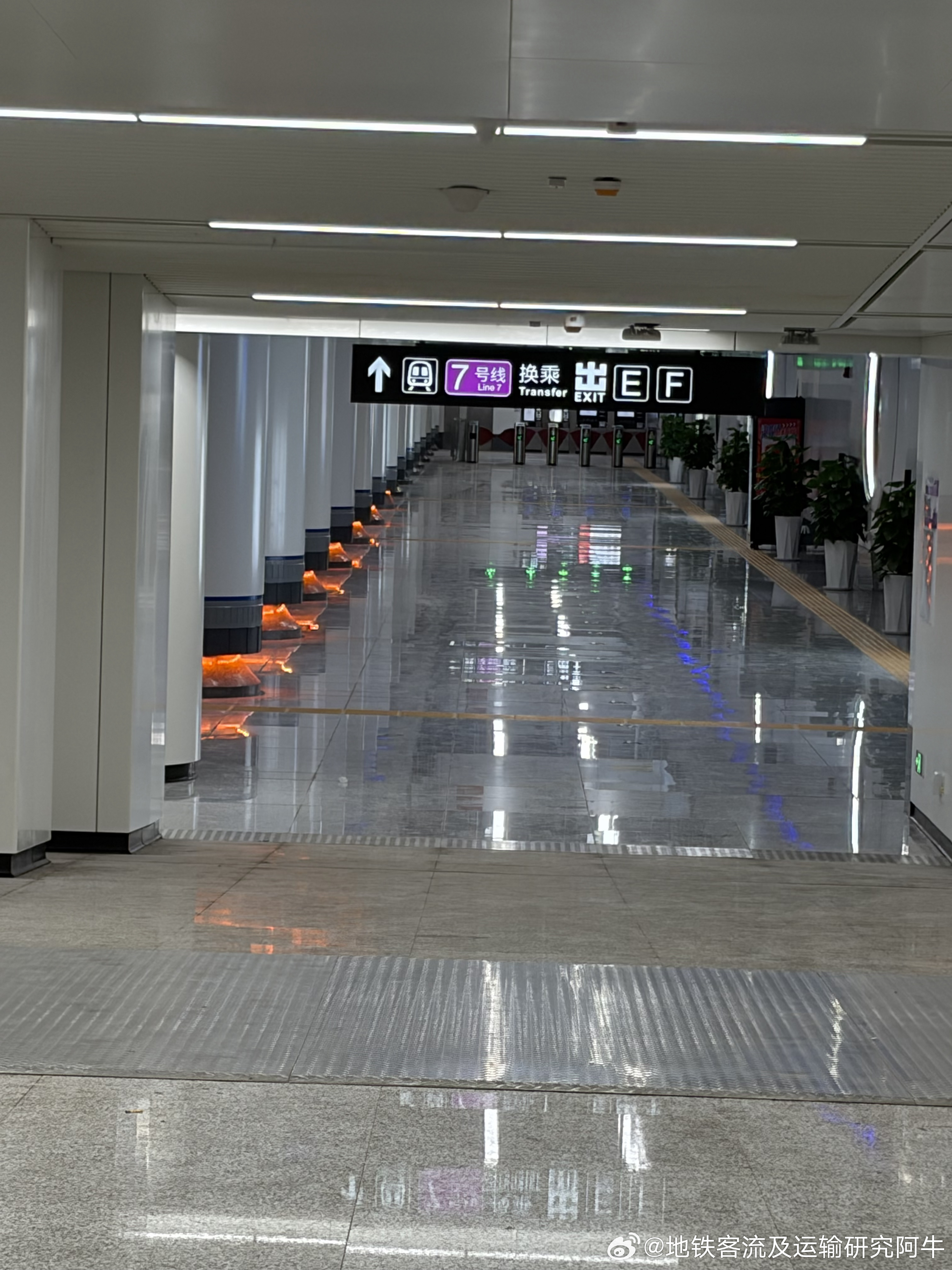 长春地铁7号线 网友：长春地铁7号线工农广场站即将拆除换乘围挡露出真容，7号线估