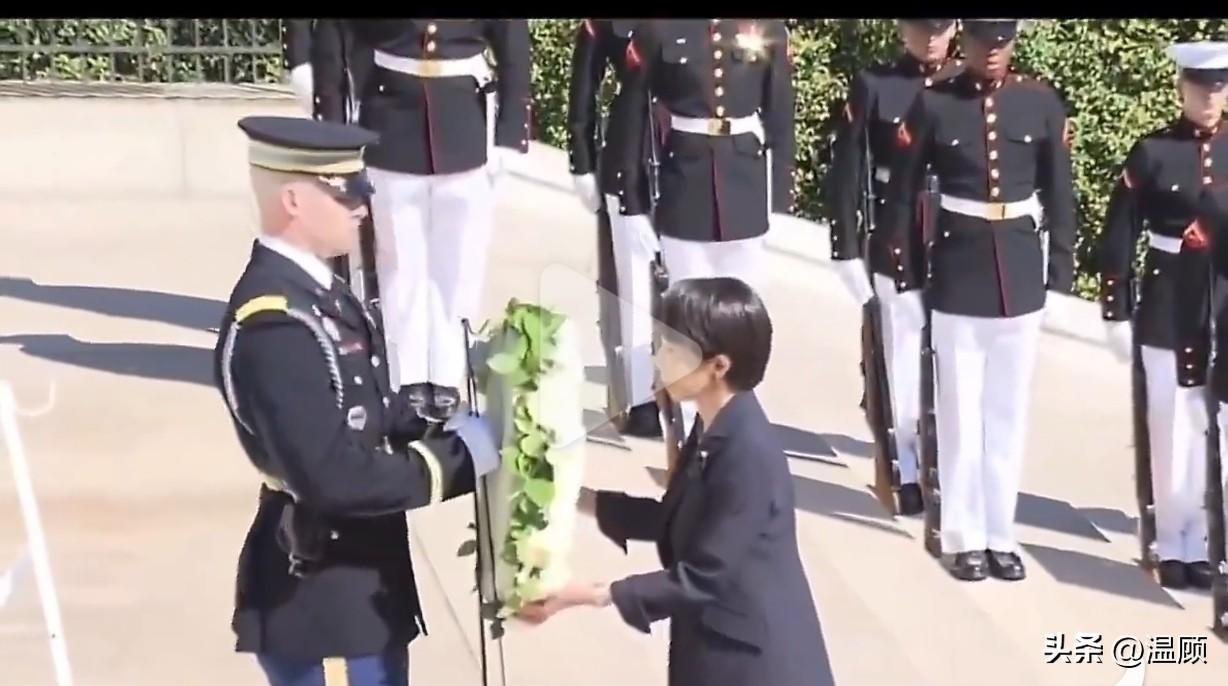 高市早苗在访美最后一站，前往阿灵顿国家公墓向美军阵亡将士献花，其中包括向长崎原子