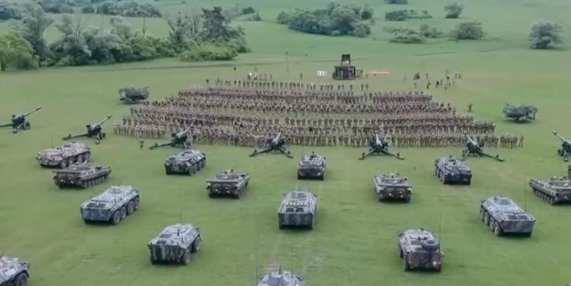 既然合成旅威力那么大，为什么到了21世纪各国才开始这么整？因为合成旅有一个致命缺