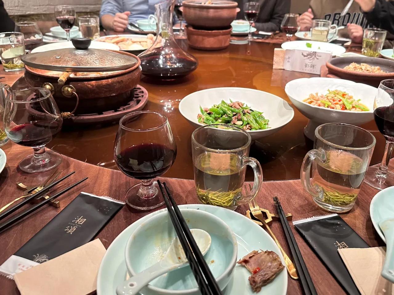 建议“男人”去喝酒时，有这3种举动，人品不行，赶紧远离！

1、故意当众揭你短，