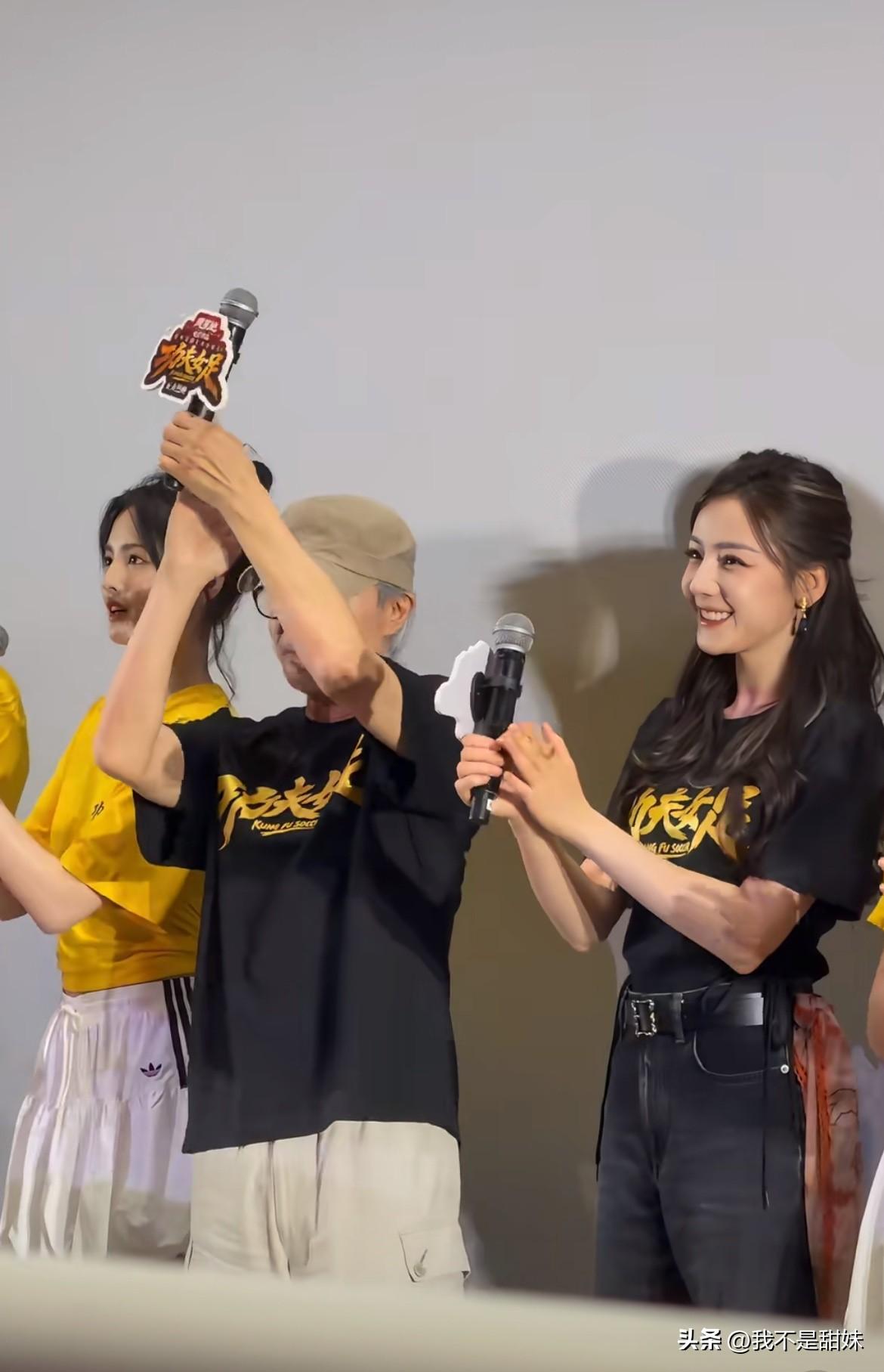 因为热巴星爷都变乐观了！
现场又是举手鼓掌👏又是欢呼🎉！
热巴还模仿星爷挑染