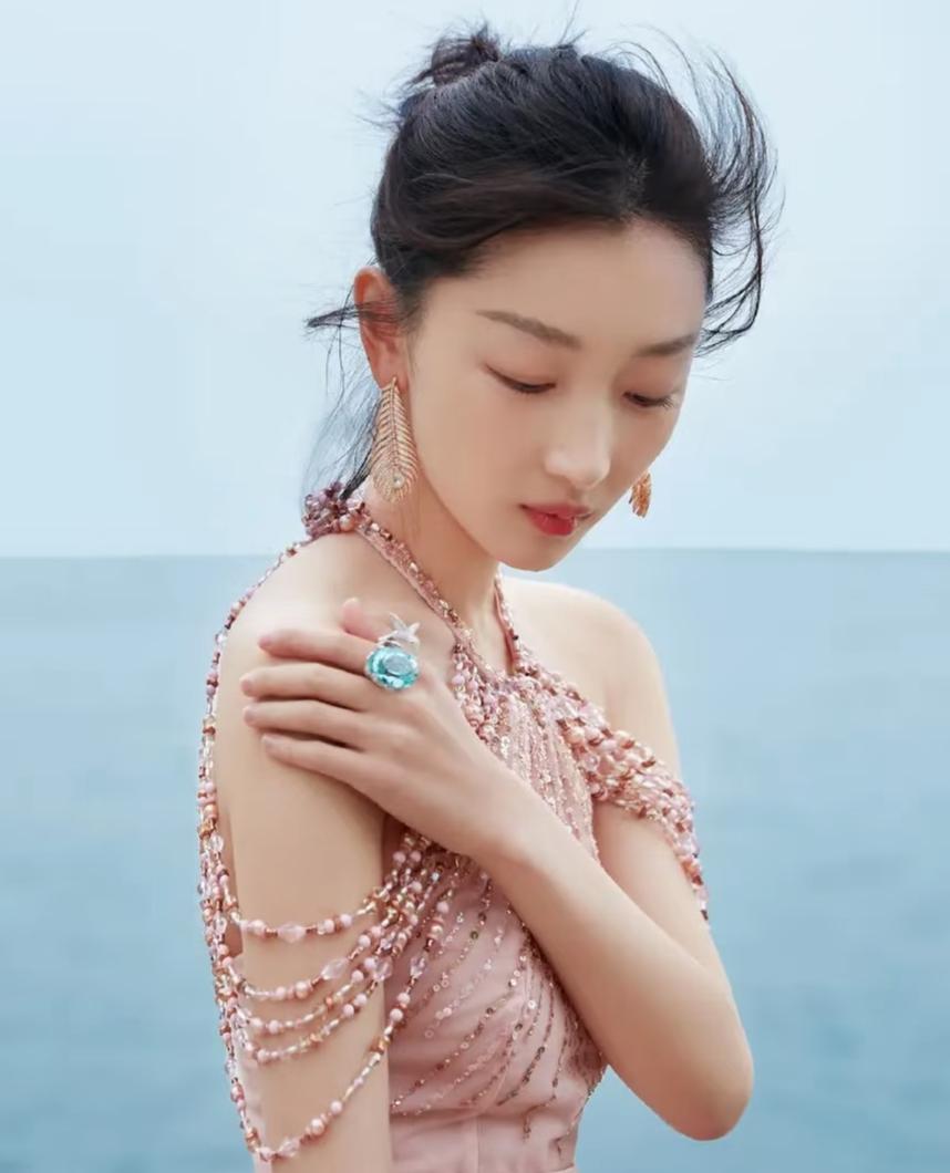 不知道周冬雨怎么火的，不过吧她的颜值倒还好，鼻子嘴巴很好看。

是不是她有点稚气