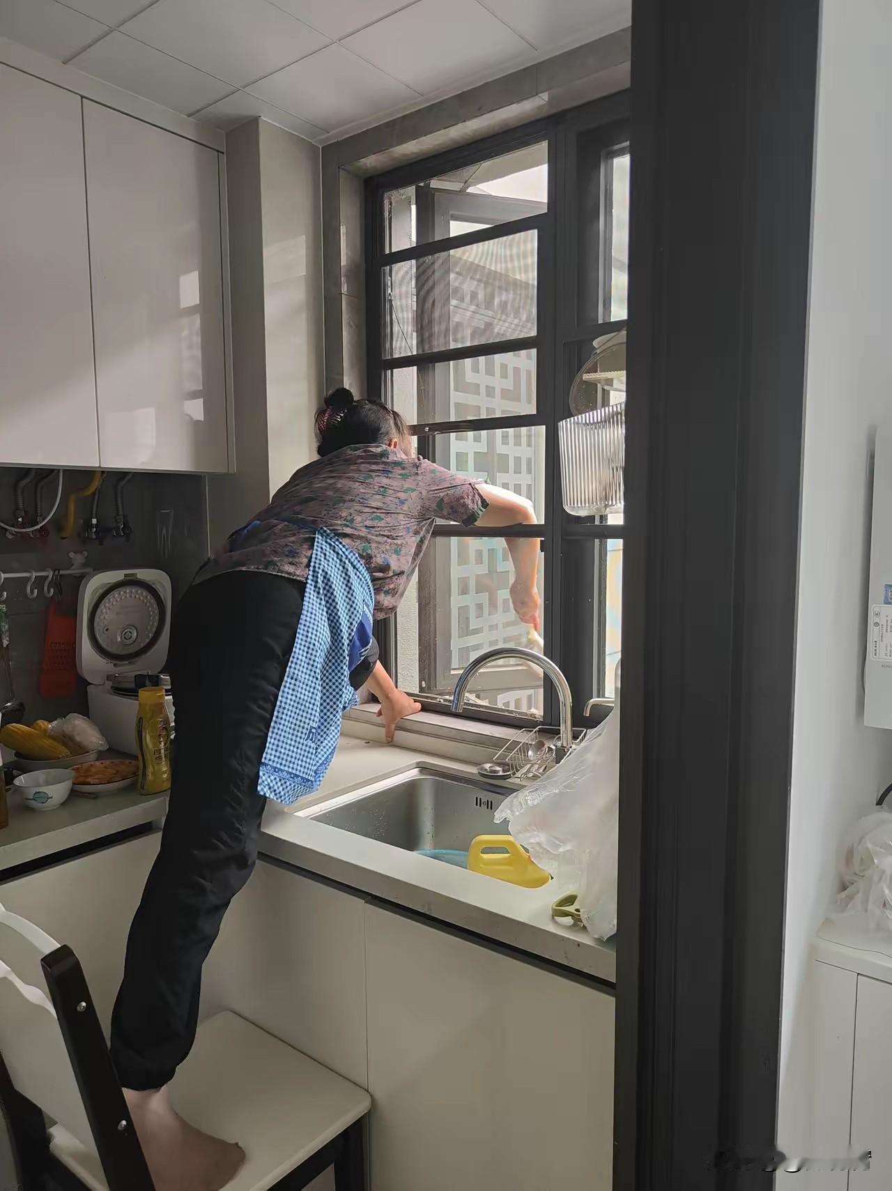 棋逢对手。儿媳妇口无遮拦，骂婆婆恶心，婆婆一直赌气不理儿媳妇。可苦了儿子了。
