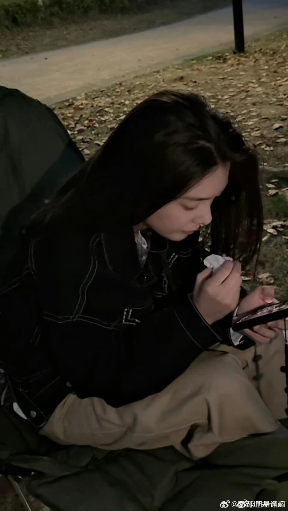 傅菁误入公园KTV我怀疑傅菁清空了一个小卖铺吧，怎么那么多小零食，不上班的一天就