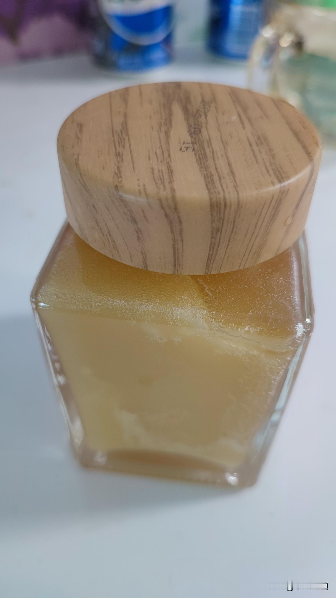 有一箱蜂蜜，在我这里已经放了有半年左右的时间，一直没有打开。
今天把这箱蜂蜜打开
