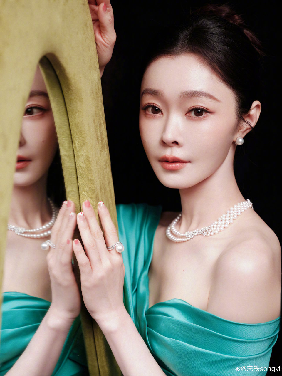 宋轶 公主盘发 看宋轶的盘发造型就像看艺术品！每一缕头发都安排得妥妥当当，既端庄