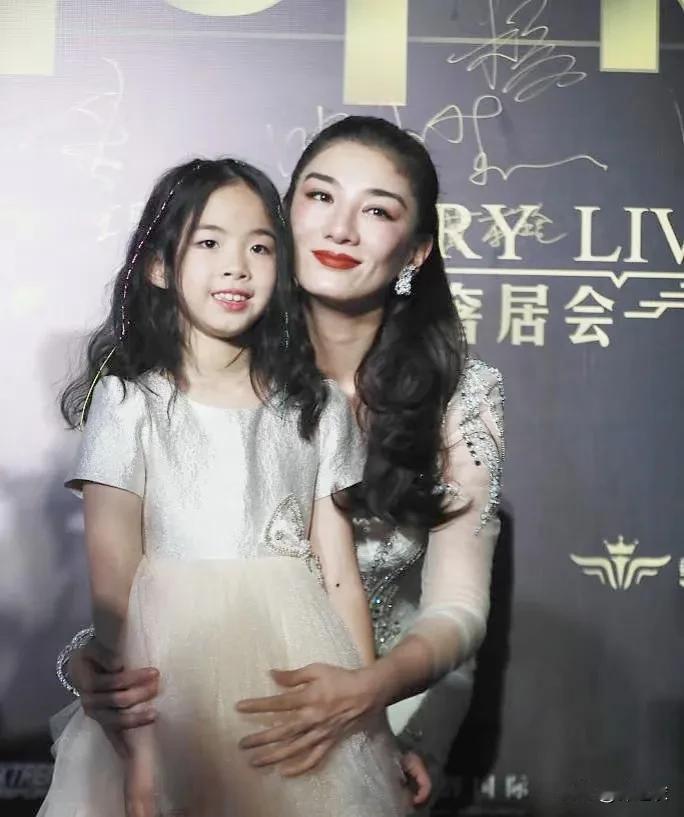 黄奕女儿本身来讲，好好生活，没错，确实她父亲犯下的罪证她是无辜的，但是她要出道，