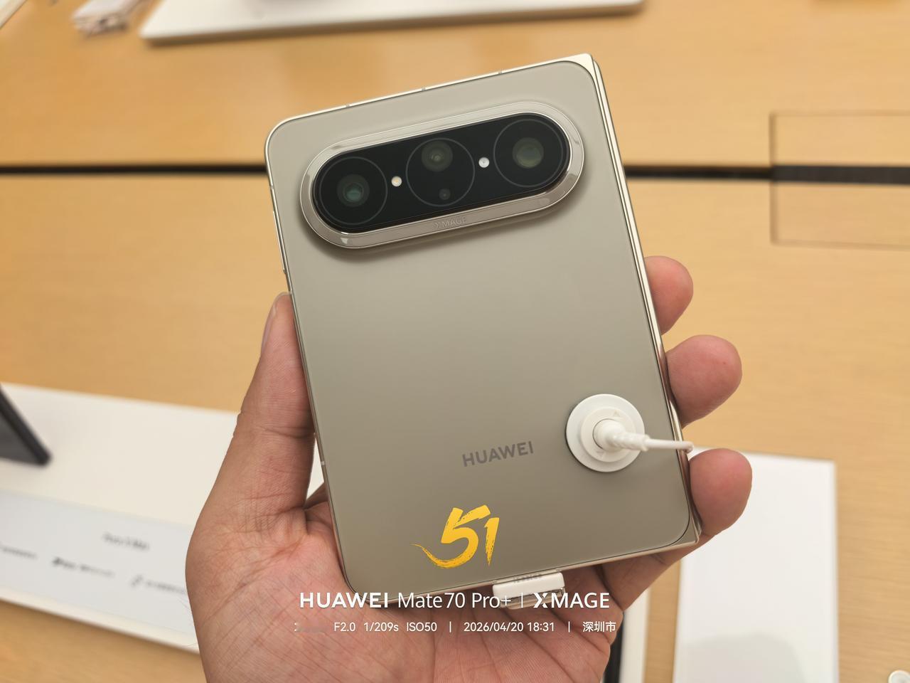 华为Pura X Max金色版上手，几个词形容下这款产品：轻薄、别致、百变、真贵