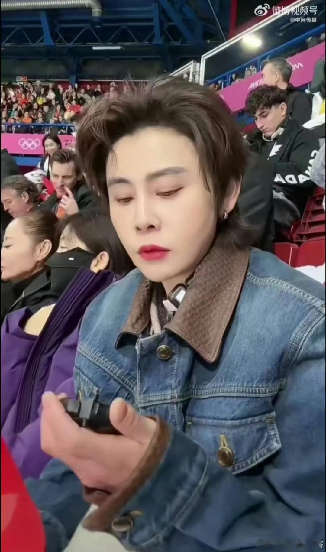 王濛去看短道速滑还带了秒表王濛观赛那叫一个投入，拿着秒表紧盯赛场，专注得不行。她