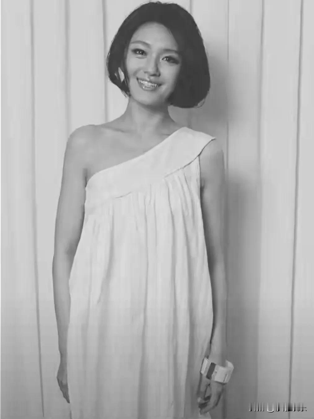 说实话，这组照片我看了好几遍。

31岁的大S，白裙子，笑得很开。不是那种“标准